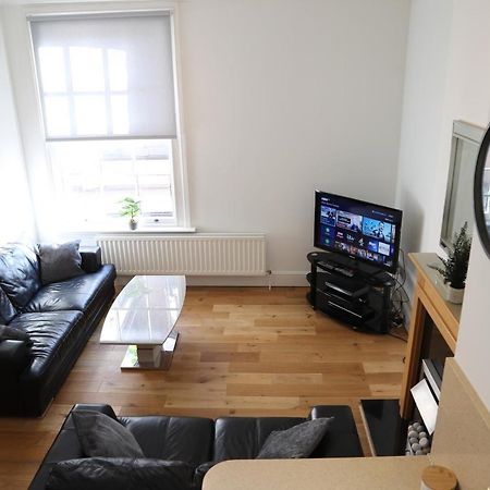 Letting Serviced Apartments - Guards View, Уиндзор Екстериор снимка