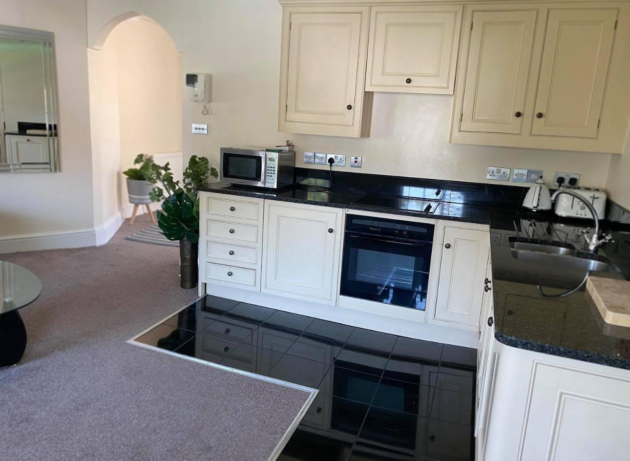 Letting Serviced Apartments - Guards View, Уиндзор Екстериор снимка