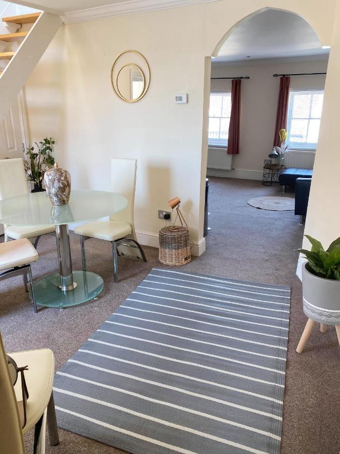 Letting Serviced Apartments - Guards View, Уиндзор Екстериор снимка