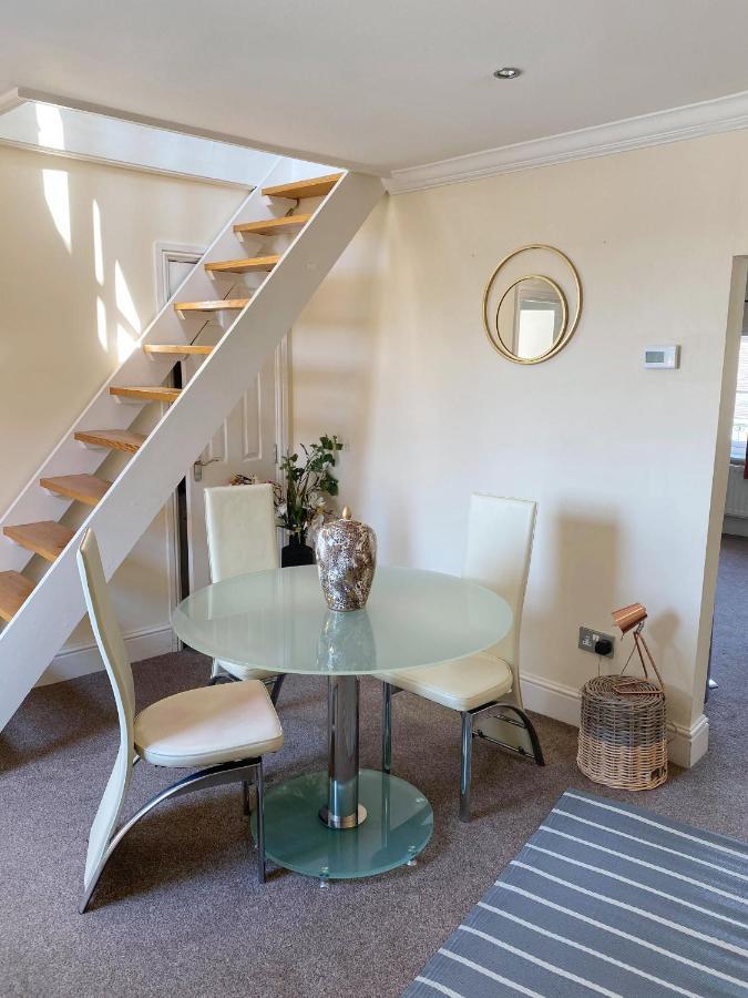 Letting Serviced Apartments - Guards View, Уиндзор Екстериор снимка