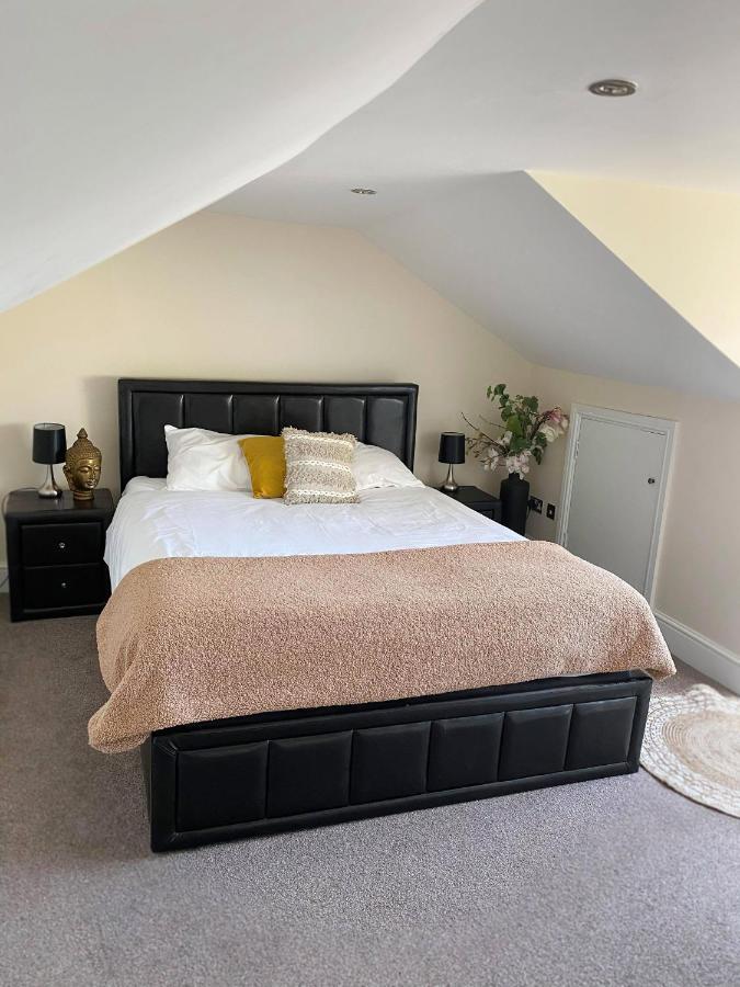 Letting Serviced Apartments - Guards View, Уиндзор Екстериор снимка