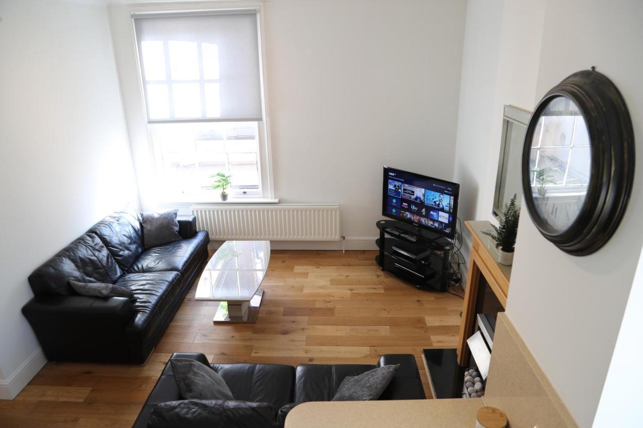 Letting Serviced Apartments - Guards View, Уиндзор Екстериор снимка