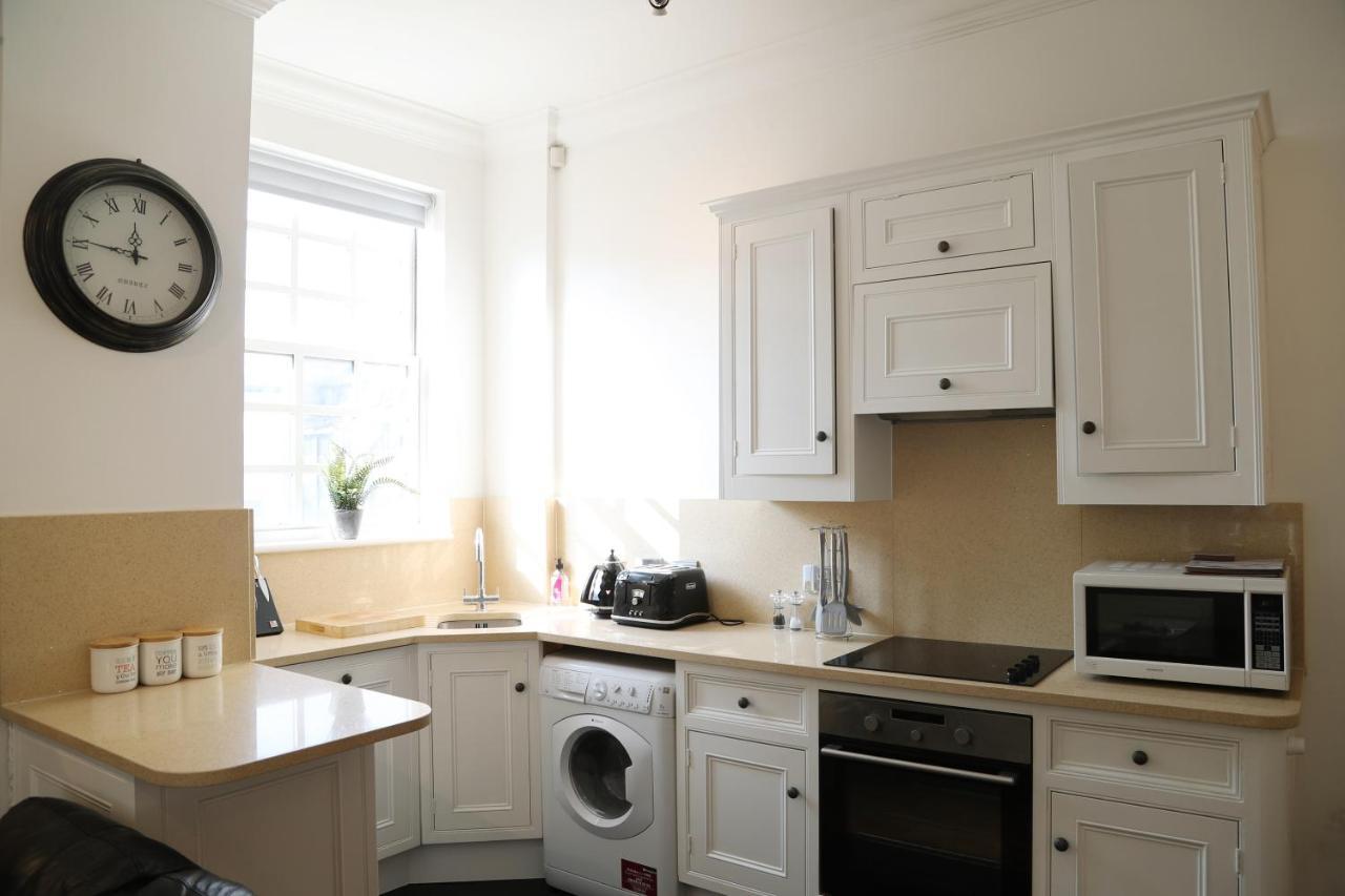 Letting Serviced Apartments - Guards View, Уиндзор Екстериор снимка