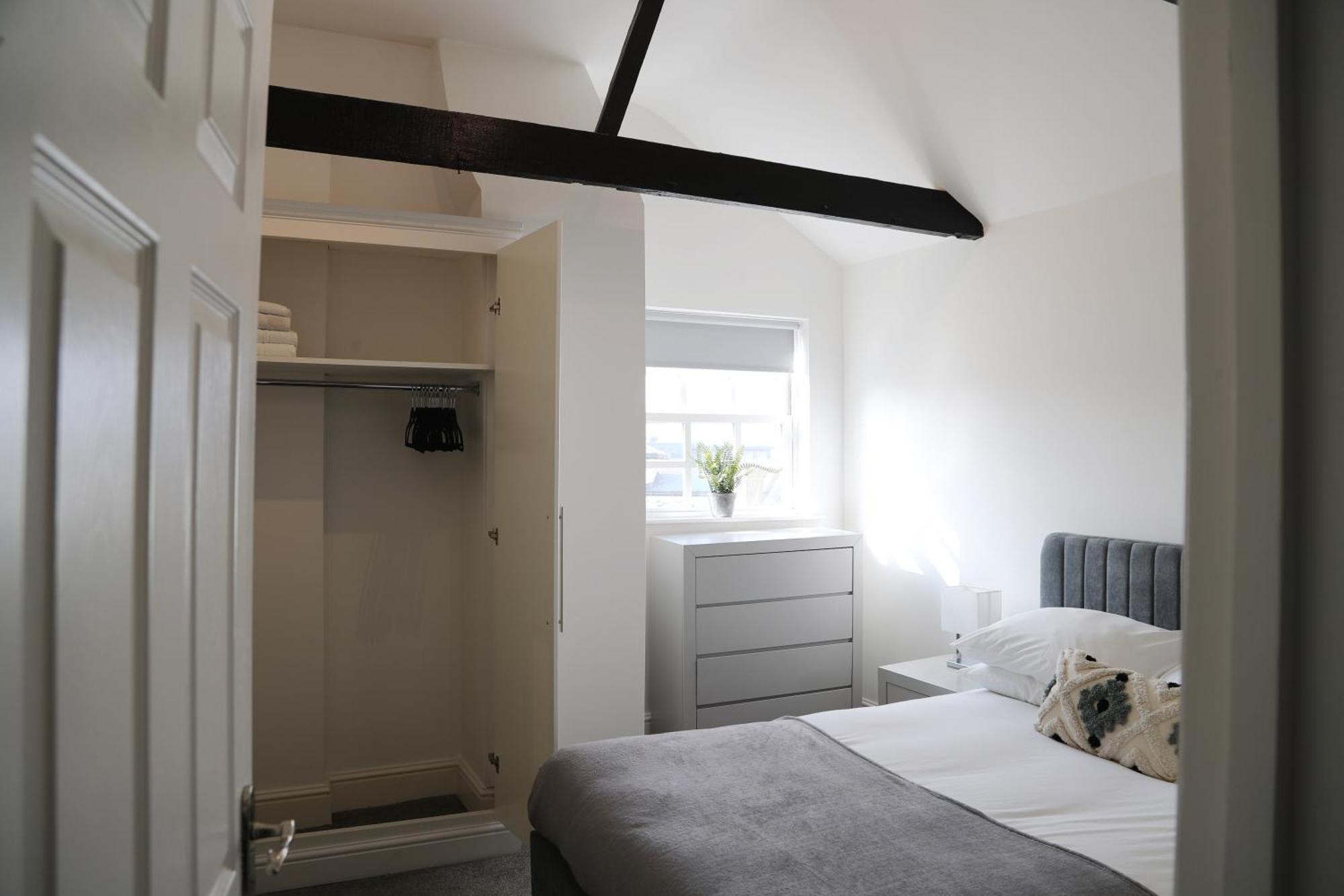Letting Serviced Apartments - Guards View, Уиндзор Екстериор снимка