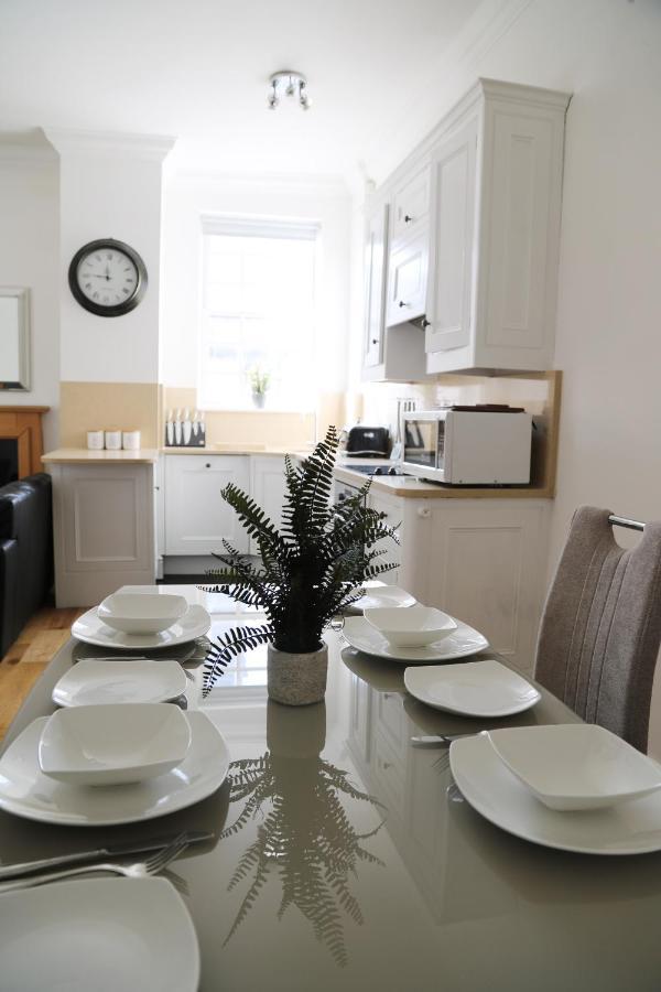 Letting Serviced Apartments - Guards View, Уиндзор Екстериор снимка