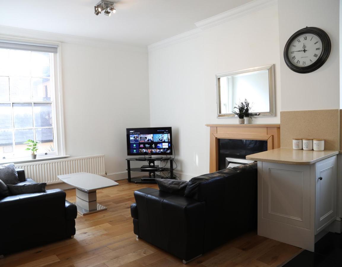Letting Serviced Apartments - Guards View, Уиндзор Екстериор снимка