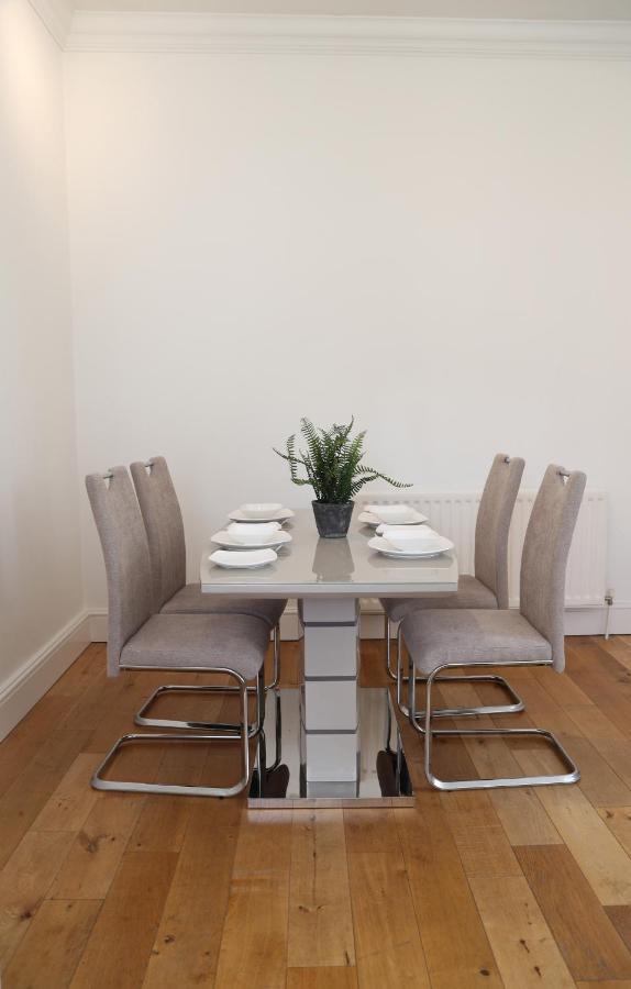 Letting Serviced Apartments - Guards View, Уиндзор Екстериор снимка