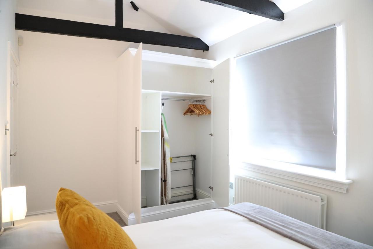 Letting Serviced Apartments - Guards View, Уиндзор Екстериор снимка