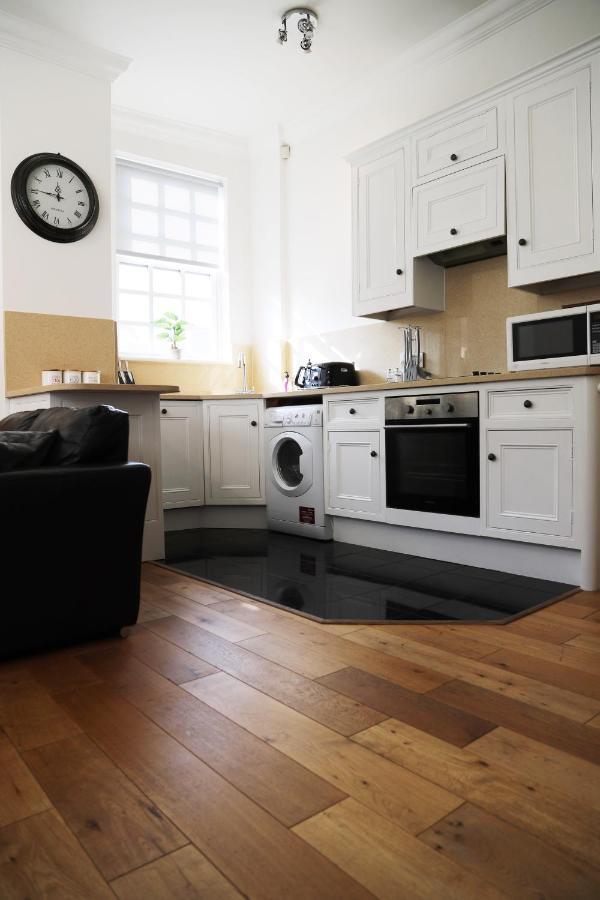 Letting Serviced Apartments - Guards View, Уиндзор Екстериор снимка