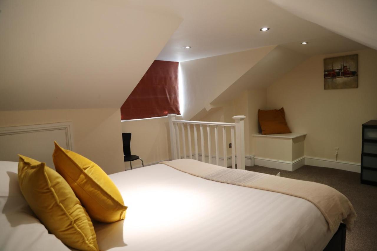Letting Serviced Apartments - Guards View, Уиндзор Екстериор снимка