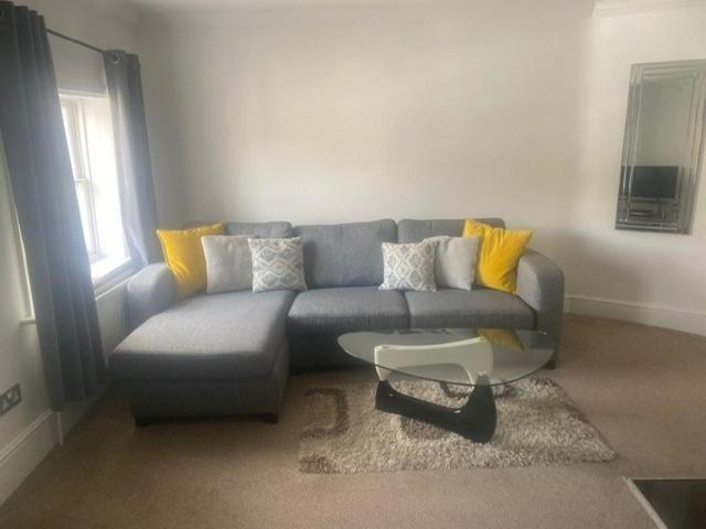 Letting Serviced Apartments - Guards View, Уиндзор Екстериор снимка